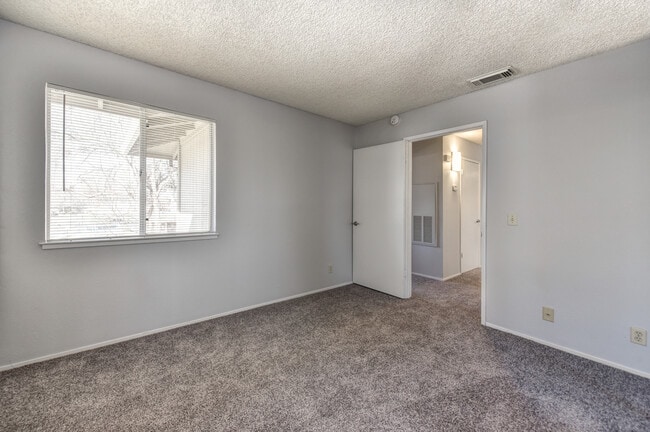 Building Photo - Quail Pointe