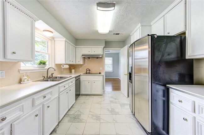 Foto del edificio - 5025 Hazelton St