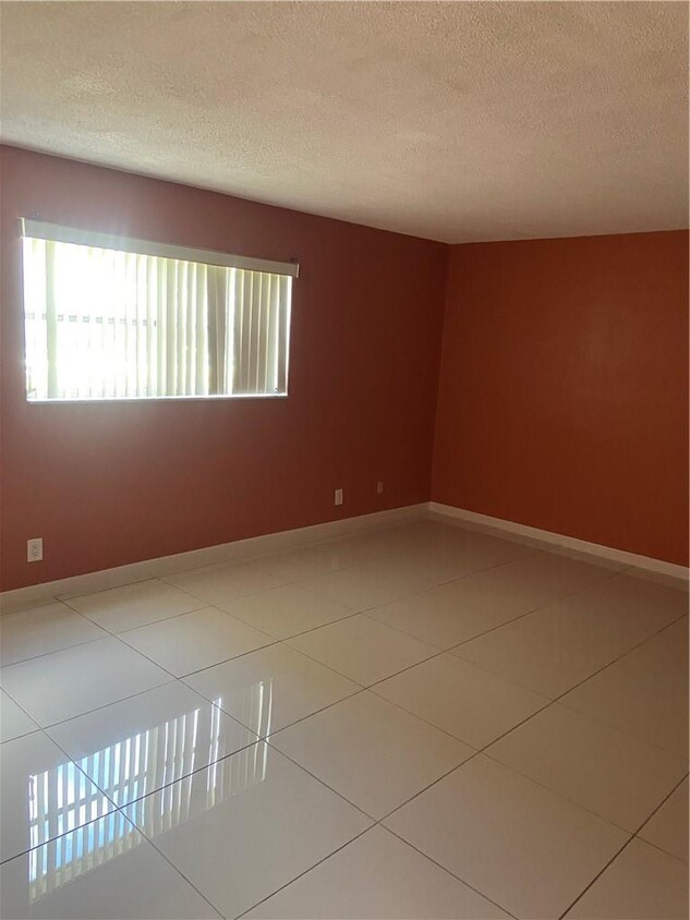Foto principal - 5861 NW 16th Pl
