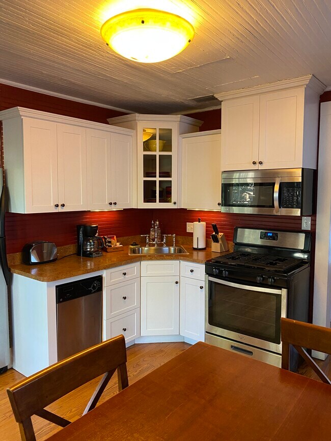 Building Photo - 2220 E 9th Ave