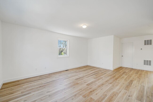 Foto del edificio - 2939 N Wading River Rd