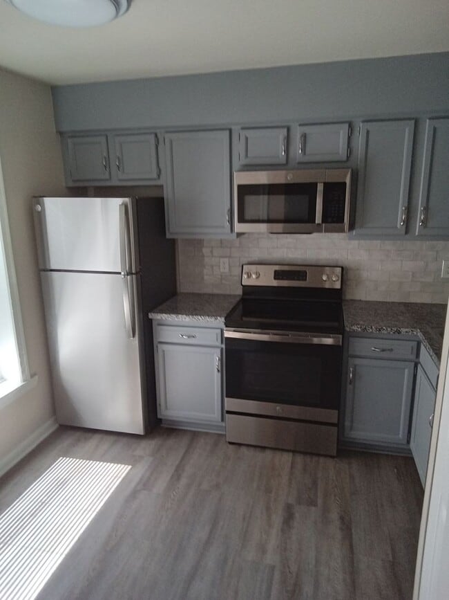 Building Photo - Super Cute END UNIT townhome located close...