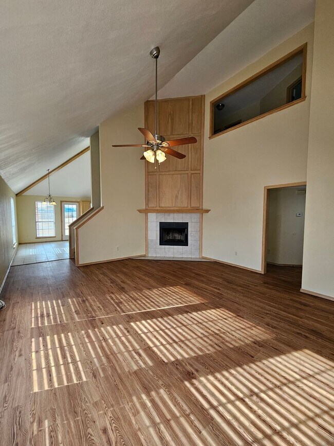 Foto del edificio - (4)Bed/(3)Bath in Moore w/ Shelter! Available NOW! Over 1700sqft!