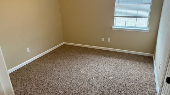 Building Photo - RATE DROP ALERT (was $2100/month) and MOVE-IN SPECIAL: 1st FULL MONTH'S RENT FREE!**