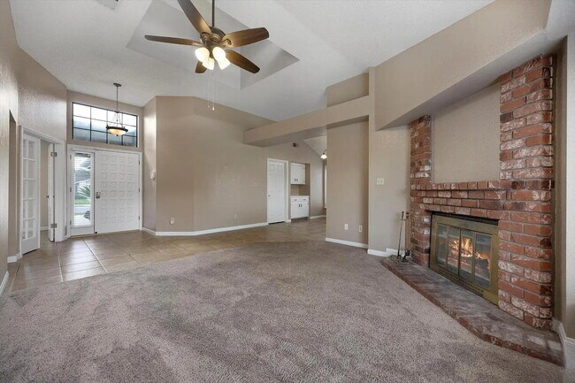 Foto del edificio - Beautiful 3 Bedroom, 2 Bathroom Home with Spacious Yard!