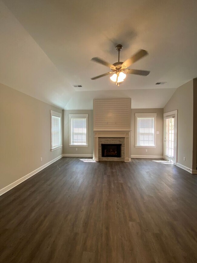Building Photo - Beautiful home ready for move-in!