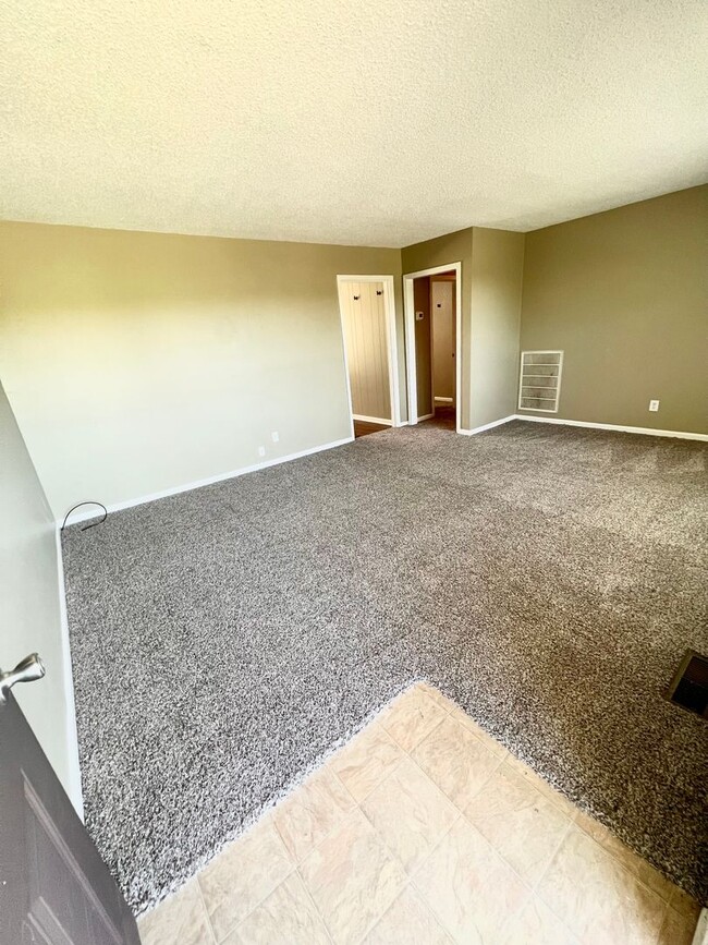 Building Photo - Available Oct 14!! Freshly Updated 2 Bed 1...