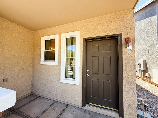 Building Photo - Freshly Updated 3-Bed, 2.5-Bath Home with ...