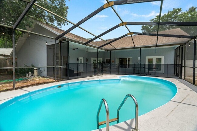 Foto del edificio - Chic Stylish Pool House newly renovated
