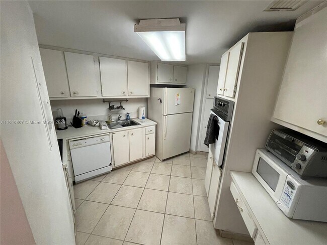 Building Photo - 999 Brickell Bay Dr