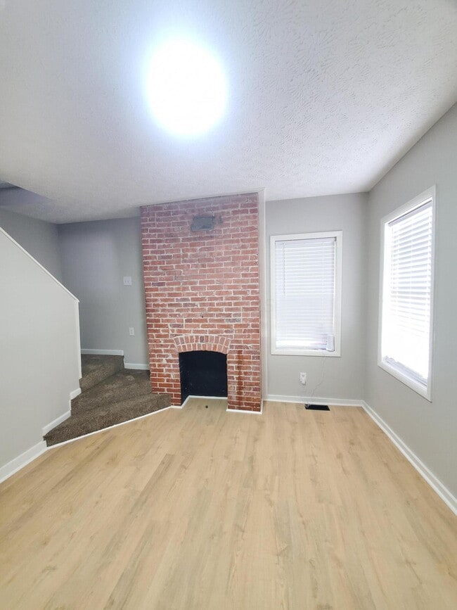 Building Photo - 33 S Cypress Ave