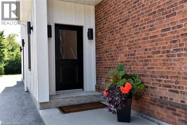 Building Photo - 284 Wilson St E