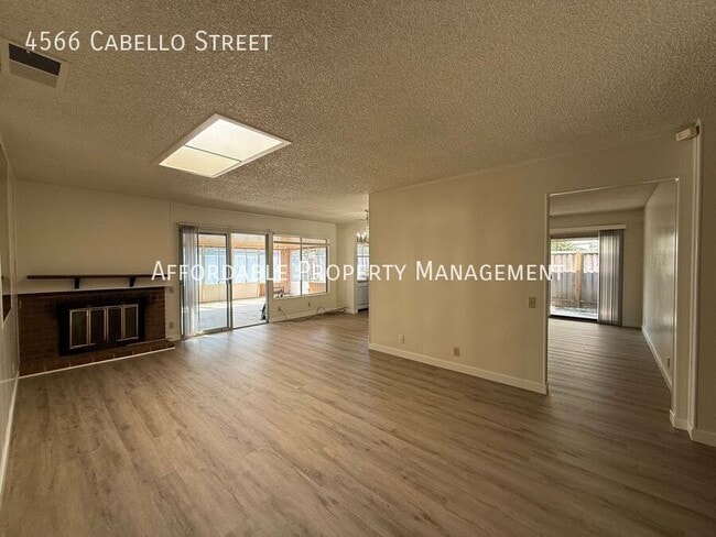 Foto del edificio - 4566 Cabello St
