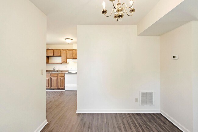 Building Photo - Move-in Ready/Pet-Friendly Briarwood Duplex