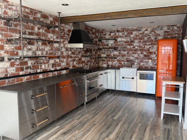 Foto del edificio - Unique Condo in Huntington Harbor