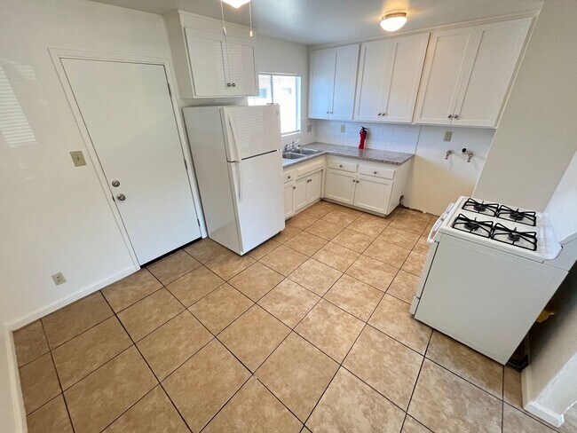 Building Photo - 408 N M St