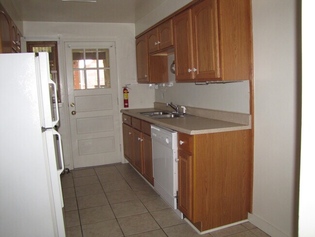 Una cocina - 310 W Nittany Ave