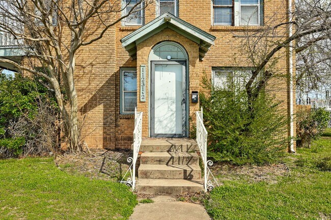 Foto del edificio - Charming 2-Bed, 1-Bath Upstairs Duplex Near the Paseo District * * * $350 MOVE-IN SPECIAL * * *
