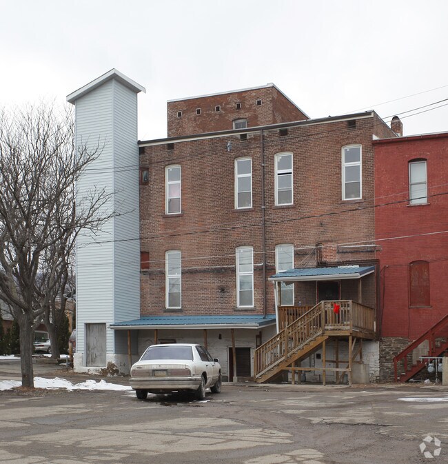 15 W Main St, Canton, PA 17724 Apartments Canton, PA