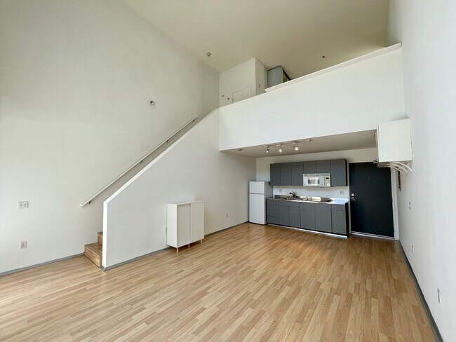 Building Photo - CHARMING 1 BEDROOM / 1 BATH LOFT APARTMENT...