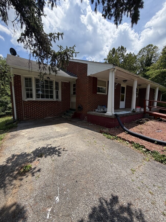 Building Photo - 405 Winesap Rd