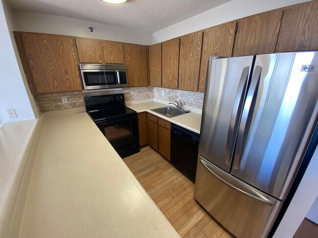 Building Photo - 2 Parking, 1 Bed, 1 Bath-24th Floor & W/D ...