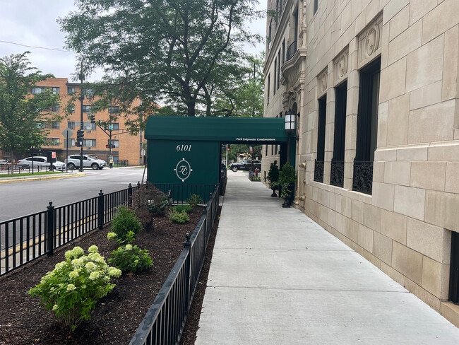 Entry - 6101 N Sheridan Rd