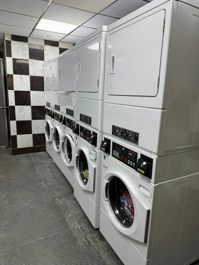Foto del edificio - 41-42 Elbertson St, Unit 506