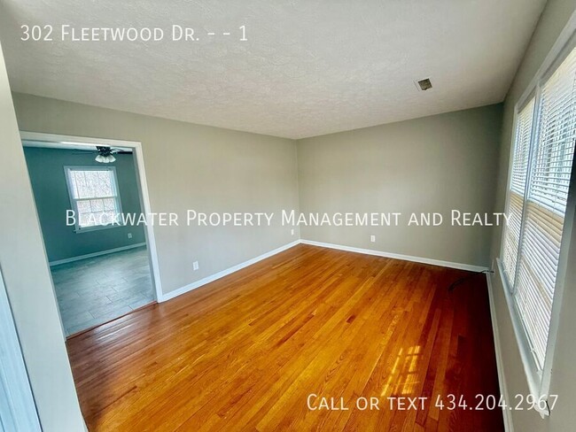 Building Photo - 302 Fleetwood Dr