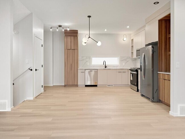 Photo du bâtiment - 3.0 bedroom in Edmonton Alberta T5G 1G1