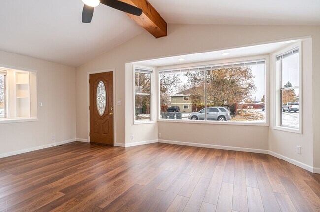 Foto del edificio - Huge Kitchen, 1000 sq ft Shop/Garage, Remodeled 3 bedroom