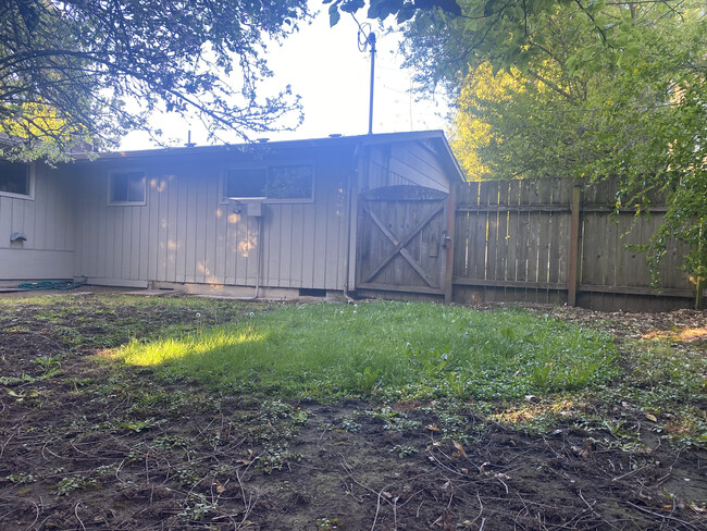 Building Photo - 305 Rustic Pl