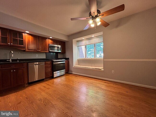 Foto del edificio - 412 Five Farms Ln