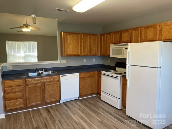 Foto del edificio - 6421 Sunman Rd