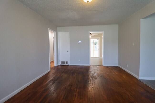 Foto del edificio - 3 BED 1 BATH! Schedule a tour today!
