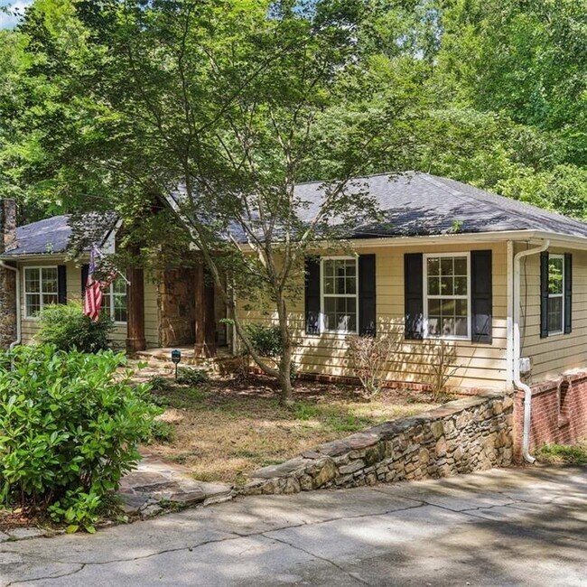 Foto del edificio - 3859 Peachtree Dunwoody Rd