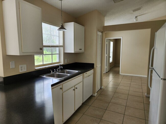 Building Photo - 4 Bedroom Single Family Home!! Recently Re...