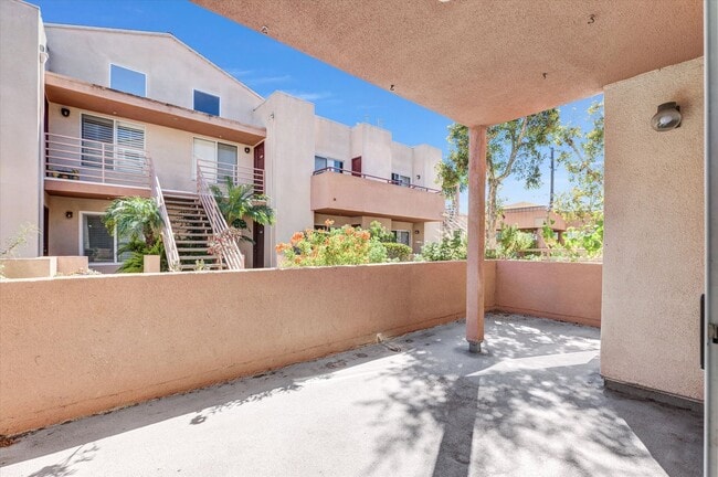Building Photo - Quiet Gated Condo walkable to El Camino College