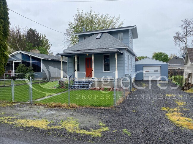 Foto del edificio - Charming 2 Bedroom Home With 1 Car Garage and A Covered Porch