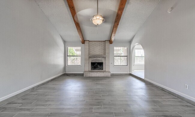 Building Photo - Spacious family home in a great neighborhood