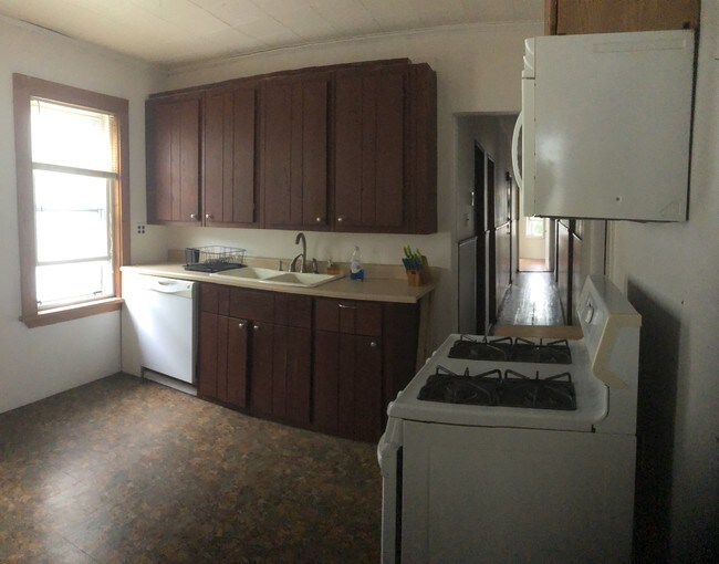 kitchen - 932 E 4th St
