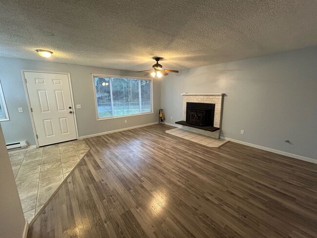 Building Photo - MOVE IN READY-Rambler House
