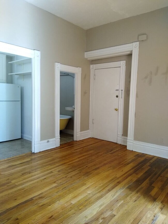 Foto del edificio - Charming Cap Hill 1 Bedroom w/ Claw Foot Tub - 1/2 off 1 Months Rent, Available Now
