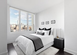 Building Photo - 52 Bay St