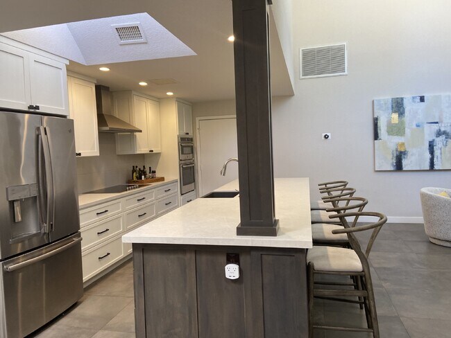 Foto del edificio - Rare Three Bedroom, Three Bath Biltmore Co...