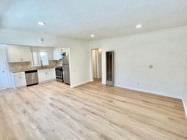 Building Photo - 2 bed 1 bath Apt in North Park Area
