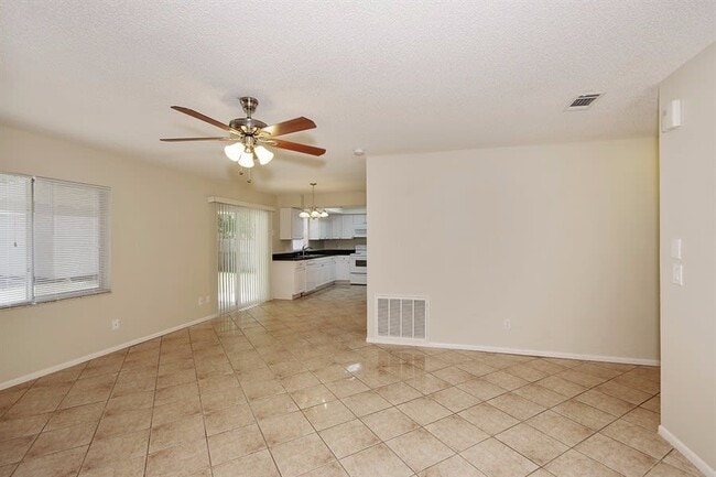 Building Photo - 646 Moss Dr