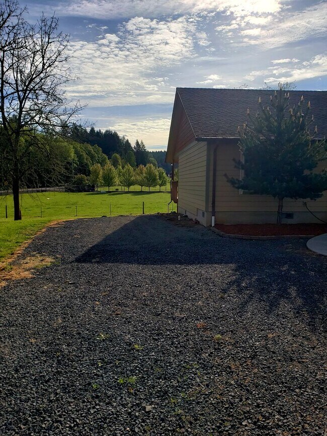 Building Photo - 3bedroom 2bath House
