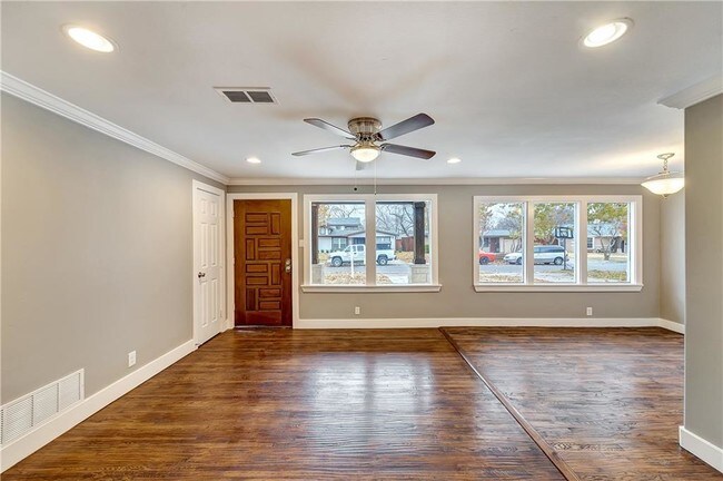 Building Photo - 2933 Shorewood Dr
