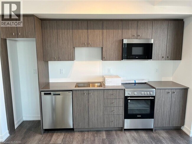 Building Photo - 15 Wellington St S